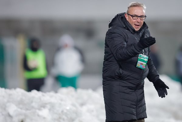 "Левски" скочи на Илиан Илиев. От ПФЛ му искат оставката