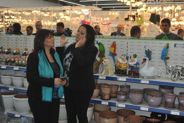 Министър Павлова разглежда щандовете в новия хипермаркет