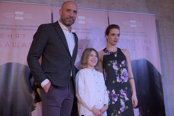 Весела Бабинова заедно с Патрик Шон Хесън и Захари Бахаров на премиерата на серийния филм
