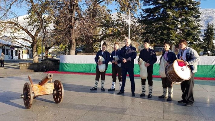 Кметът на Сопот Деян Дойнов с гайдарите, които свириха на протеста.