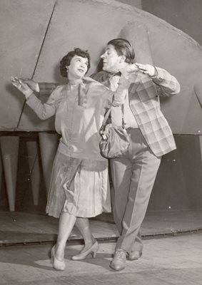 Стоянка Мутафова и Нейчо Попов в “Баня” на сцената на Сатиричния театър (1956)