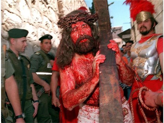 В Ерусалим актьори пресъздават последния път на Христос с кръста към Голгота. 
СНИМКИ: РОЙТЕРС