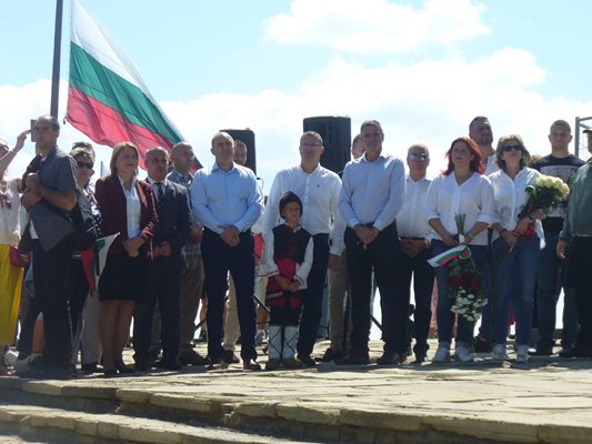 Малко бяха политиците, които застанаха днес до президента Румен Радев на връх Шипка.
