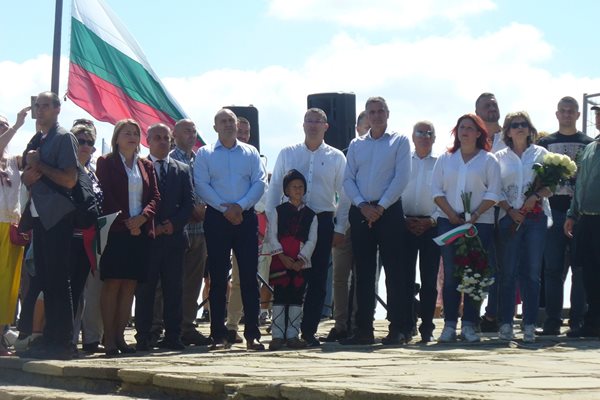 Малко бяха политиците, които застанаха днес до президента Румен Радев на връх Шипка.
