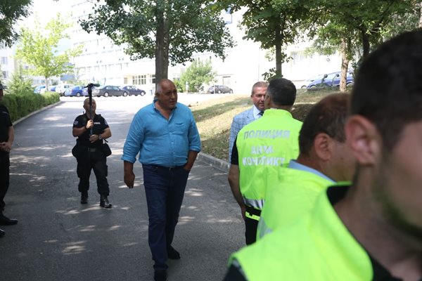 Борисов остана в сградата на полицията около 50 минути.  Той дойде на разпит в 9,50 ч и бе посрещнат от свои симпатизанти.