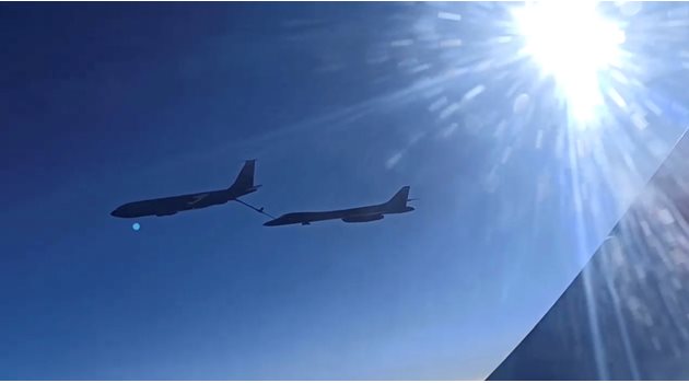 Русия заснема американски бойни самолети над Черно море.