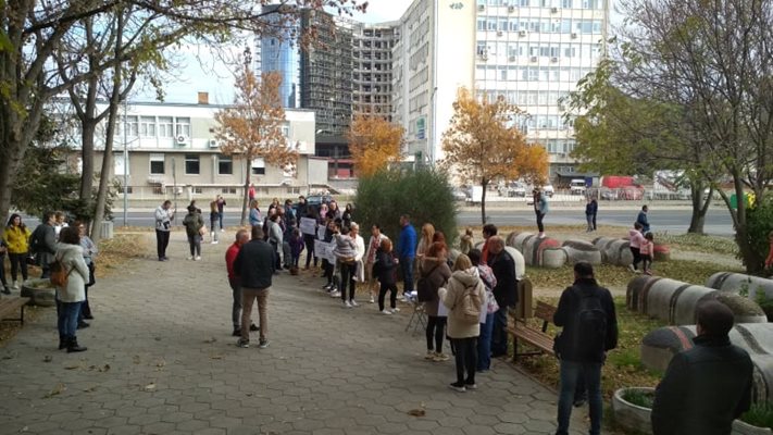 Протестът пред РЗИ е малоброен.