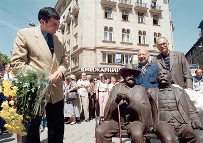 Георги Чапкънов (вляво) до статуята на Славейкови