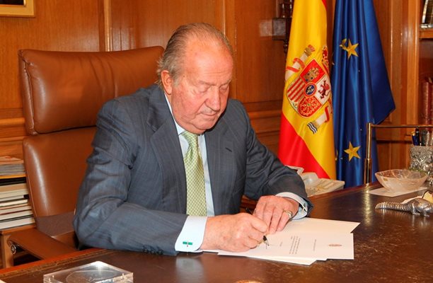 Испанският крал Хуан Карлос подписва абдикацията си. Снимка Архив