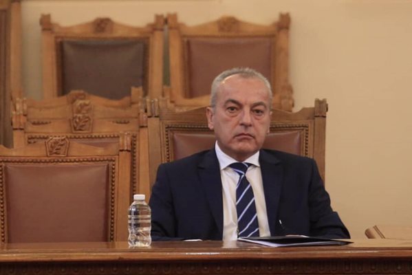 Премиерът Гълъб Донев по време на изслушването в парламента.
СНИМКА: ВЕЛИСЛАВ НИКОЛОВ