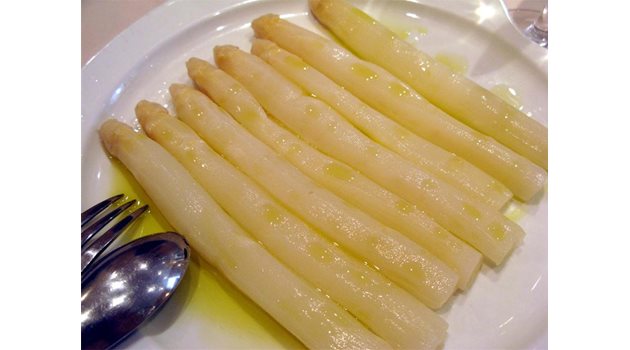 В Германия белите аспержи се предпочитат натюр с разтопено масло, пресни картофи и шунка.