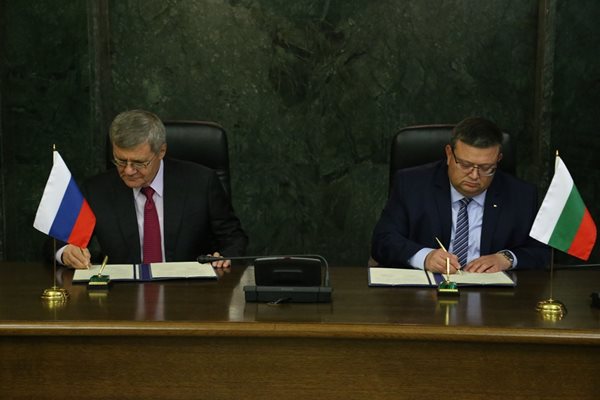 Юрий Чайка и Сотир Цацаров подписват програма за сътрудничество.