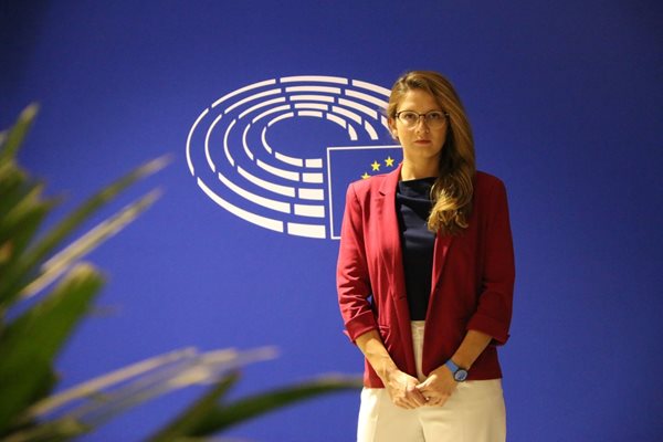 Цветелина Пенкова е депутат от БСП в Групата на Прогресивния алианс на социалистите и демократите в Европейския парламент