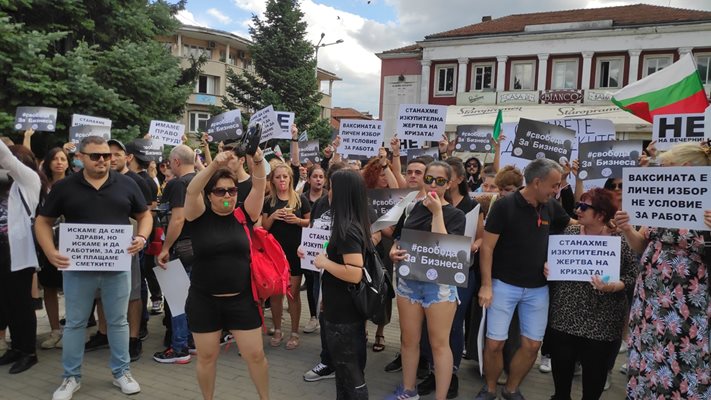 Над 1000 служители и собственици на заведения излязоха на протест във Велико Търново заради новите COVID мерки, обявени от здравното министерство. 
Снимки: Авторът