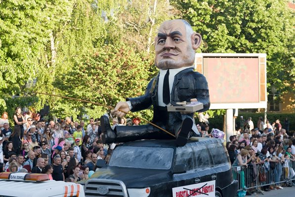 Карнавалната фигура на Бойко Борисов върху прословутата му джипка