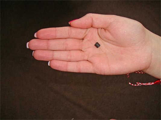 Заради миниатюрния си размер микрослушалката лесно влиза в ушния канал и е невидима за околните. “Огърлицата” за врата и батериите остават скрити под дрехите.