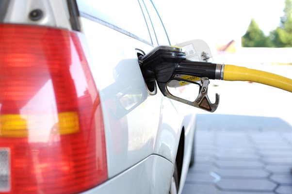 От първи януари отпада отстъпката от 25 стотинки за литър гориво за гражданите. Снимка Архив