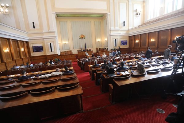 След 8 часа: нови хватки с кворума, но 133 депутати искат да работят