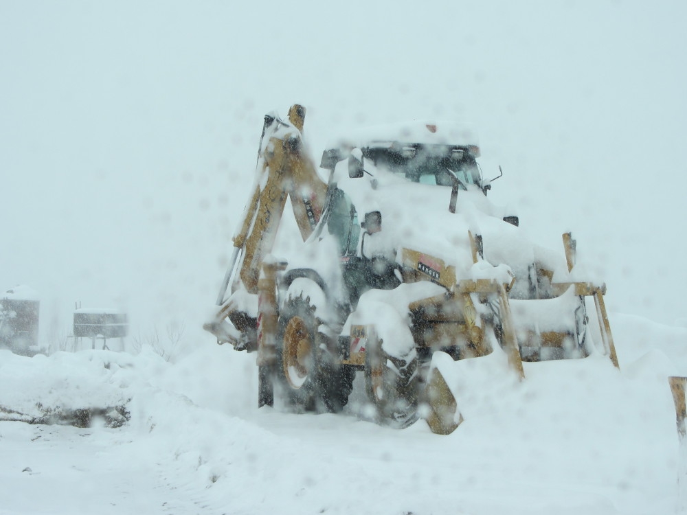 Шофьор на снегорин загина след удар в камион край Смоляновци