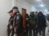 Доведоха с белезници в съда в Бургас трима от бандата, продавала крадени коли