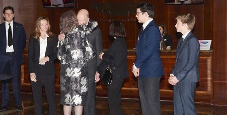 Испанската кралица София изказва съболезнования на Симеон Сакскобургготски на погребението на Кардам в Мадрид.

СНИМКИ: KINGSIMEON.BG