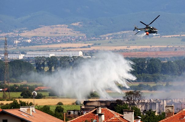 Военен хеликоптер "Кугър" гаси от въздуха край Елин Пелин