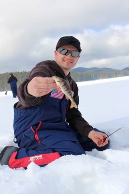 Светът полудя по Родопите на шампионата по риболов на лед