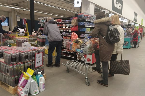 Хората пълнят колички с продукти от първа необходимост.