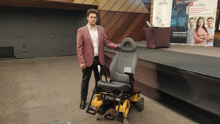 Абитуриентът Теодор Тодоров изобрети инвалидна количка, която сама изкачва стълби
