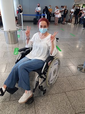 Мария на летището в София през юли тази година, след като се е върнала от операцията на крака и гръбнака във Виена