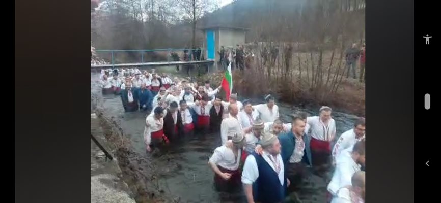 С песни мъжете нагазиха в Тунджа, където ще извият хоро.