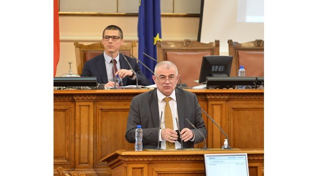 Социалният министър Георги Гьоков обясни, че решението кой вариант да се приложи ще е на Народното събрание.