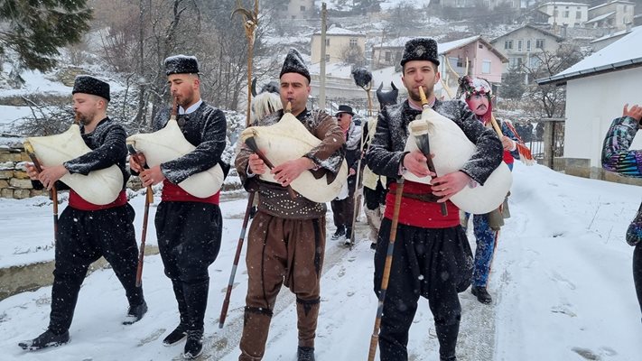 Напети гайдари поведоха шествието по снежните улици на селото.