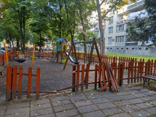 Поредната изпочупена детска площадка в Пловдив.