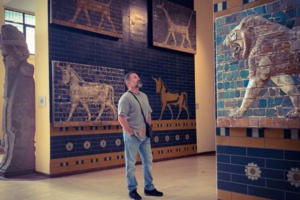 Стилиян Иванов разглежда фрагмент от Портата на Ищар - един от символите на Вавилон, в Националния археологически музей в Истанбул.