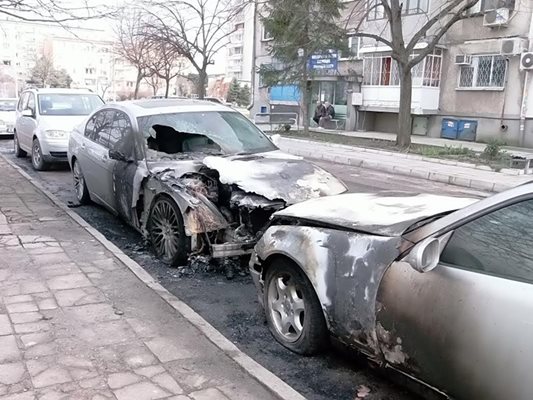 БВМ и Мерцедес на съсобственик на фирма за международни превози изгоряха при вероятен умишлен палеж в Димитровград миналата нощ. Снимка: Николай Грудев