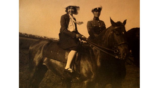 Хана заедно с бъдещия си съпруг Илия Герджиков на разходка с коне в Русе