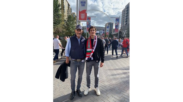 Кирил Сакскобургготски със сина си Тасило пред стадион "Уембли"