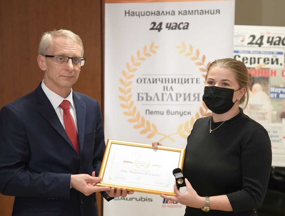 Наградата Създател на отличници бе за Марияна Влъчкова, която COVID ни отне. Наградата бе връчена министър Денков на нейната дъщеря Антония.