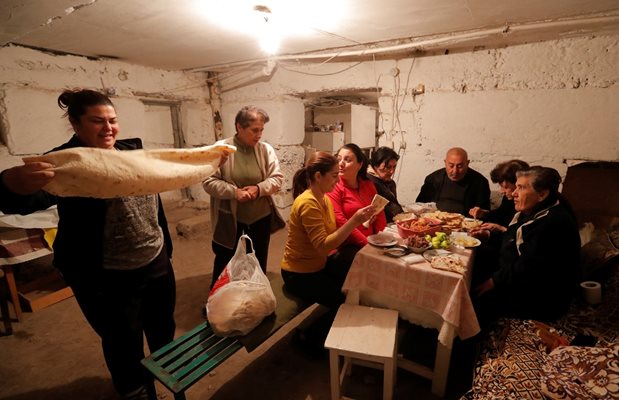 В импровизираните бомбоубежища могат да се поберат цели семейства.