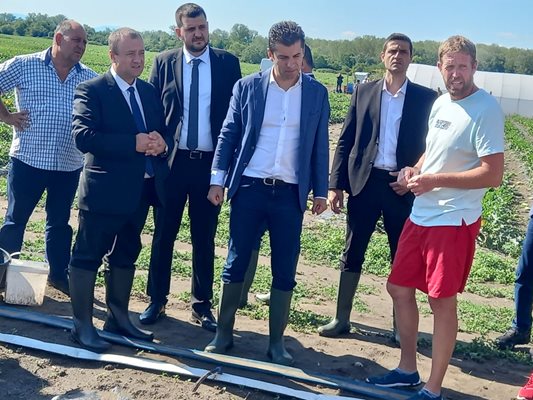 Премиерът Кирил Петков огледа поразените ниви от градушката в Садово и обеща на земеделците компенсация.