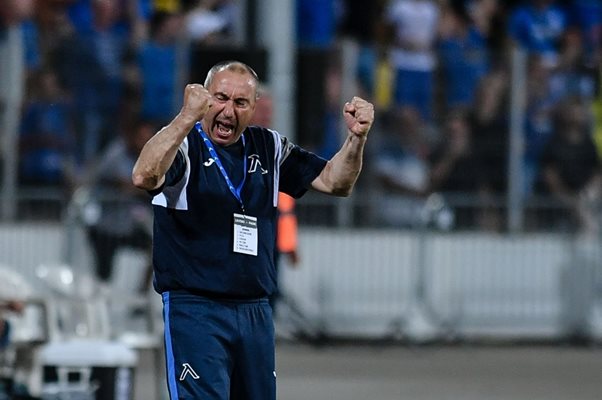 Станимир Стоилов показва с емоциите си след мача колко значима е победата на “Левски” над ПАОК.