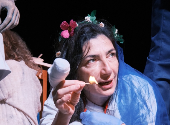 Снежина Петрова става  болногледачка в спектакъл,  който върви на три езика