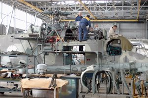 България ремонтира бойни хеликоптери за Украйна, плаща САЩ