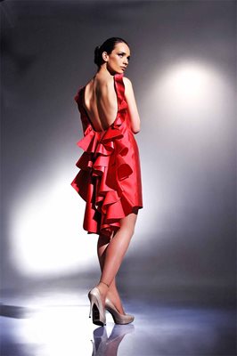 Яркочервена рокля с гол гръб от колекцията на дизайнерката Жени Живкова