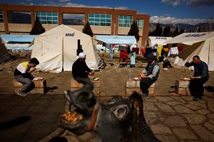 Хулуси Акар: НАТО ще изпрати палатки за още 4000 души в Турция