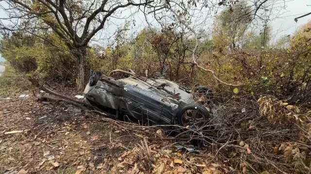 Колата, в която загинаха 2 момчета край Иганово, била усукана около дървото като тирбушон