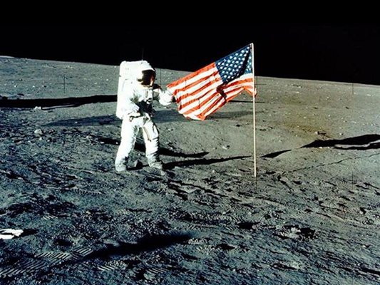 Американски астронавт побива знамето на САЩ на Луната през 1969 г.