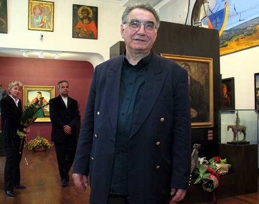 Маестрото в ателие галерията си, пълна с шедьоври на българската и европейската живопис, графика и скулптура.
