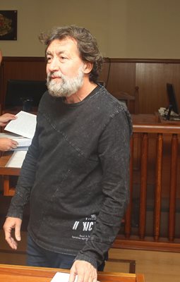 Николай Банев няколко пъти иска да бъде пуснат от ареста